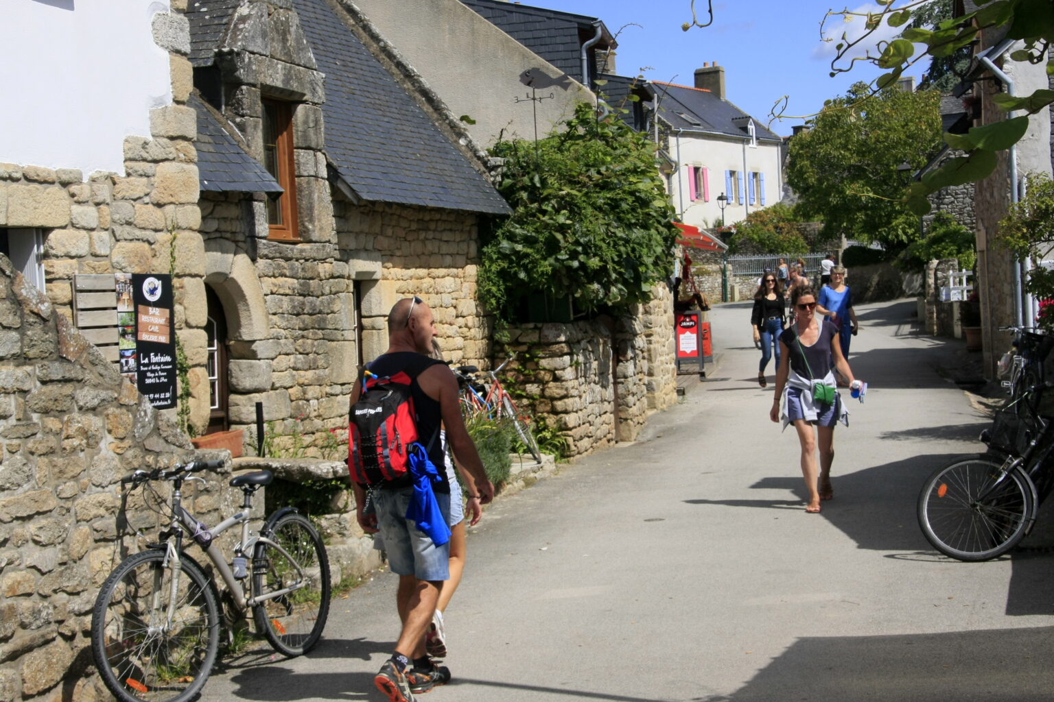 Ruelle fleurie et vélos lors d'une balade à l'Île aux Moines