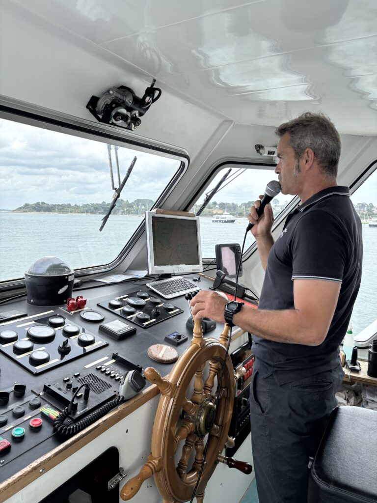 Capitaine des Vedettes du Golfe commentant la traversée au micro