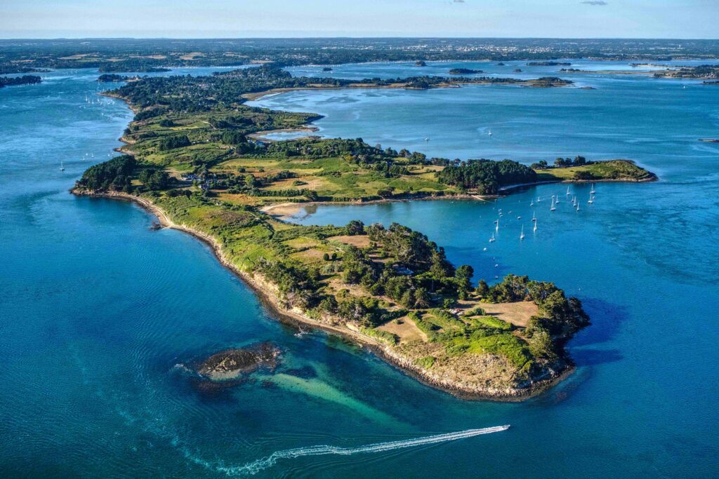 L’Île-aux-Moines vue du ciel, au cœur du Golfe du Morbihan