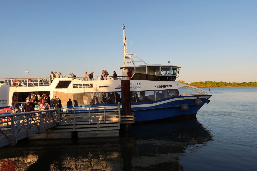 Embarquement des passagers à bord du Kerpenhir au coucher du soleil