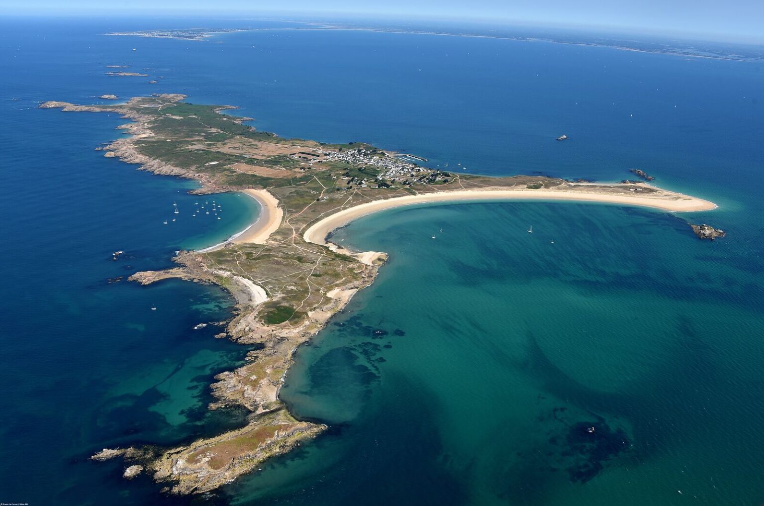 Vue aérienne de l'île de Houat et de ses plages