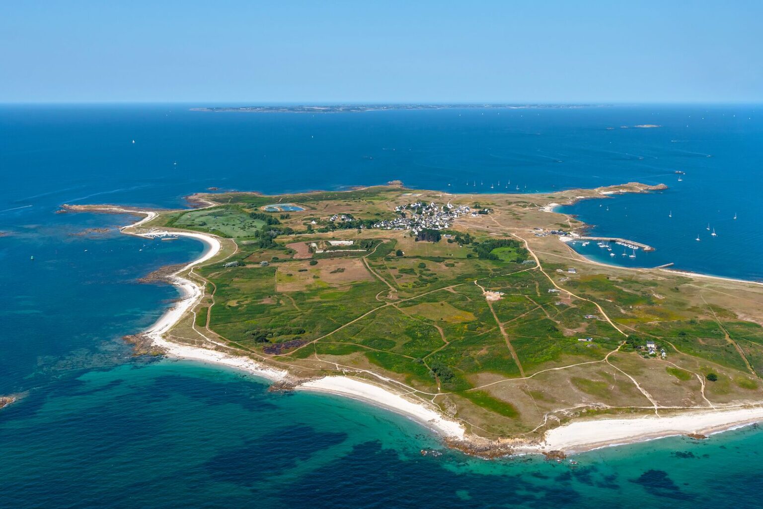 Vue aérienne de l'île d'Hoëdic et de ses plages