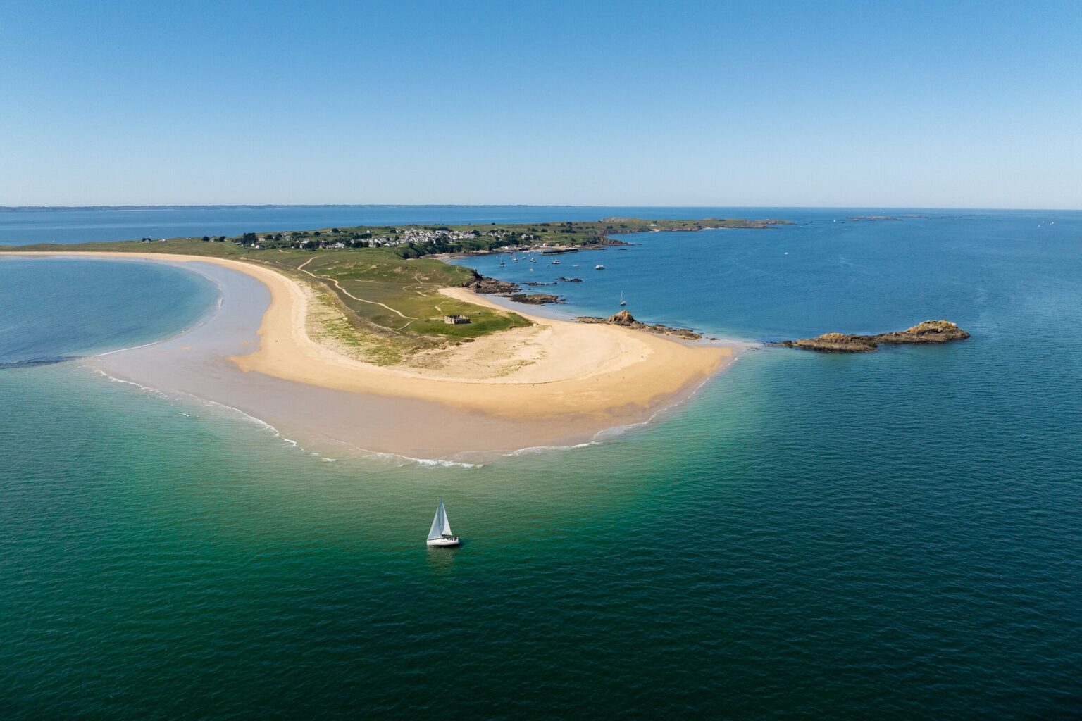 Plage de sable blanc et eaux turquoise sur l’île de Houat