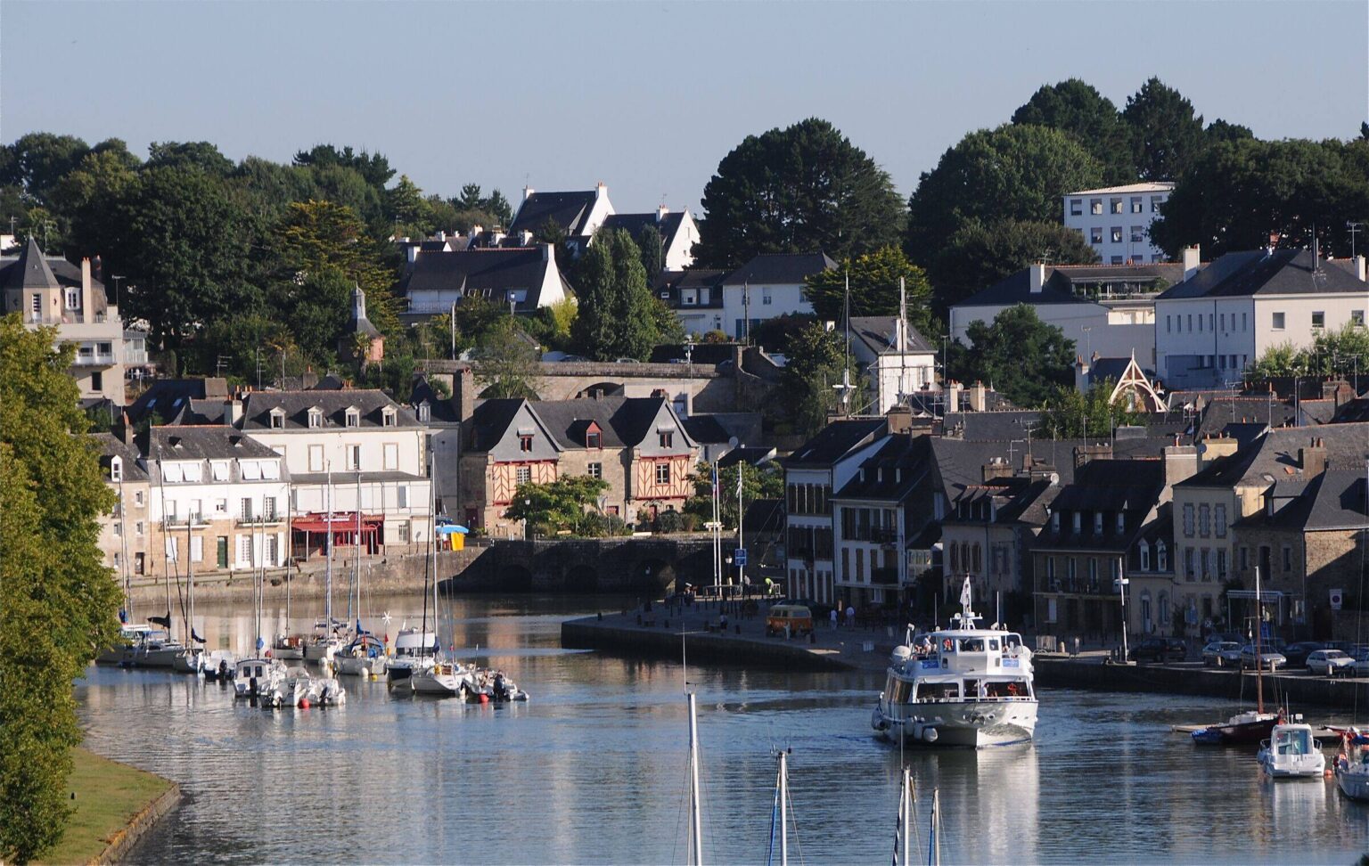 Le port de Saint-Goustan à Auray et une vedette à quai